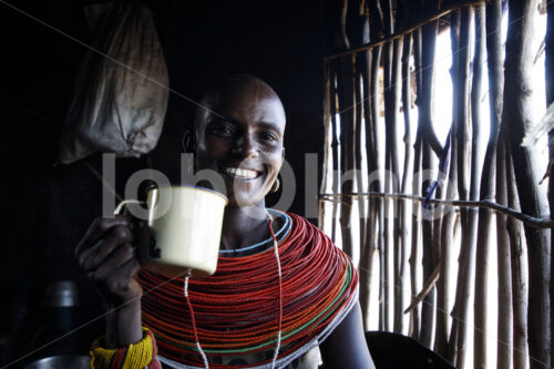 Perlenweberin (Kenia, BeadWORKS) - lobOlmo Fair-Trade-Fotoarchiv