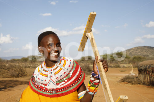 Perlenweberin (Kenia, BeadWORKS) - lobOlmo Fair-Trade-Fotoarchiv