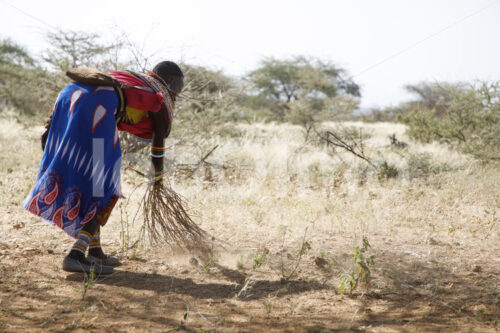Perlenweberin beim Kehren(Kenia, BeadWORKS) - lobOlmo Fair-Trade-Fotoarchiv