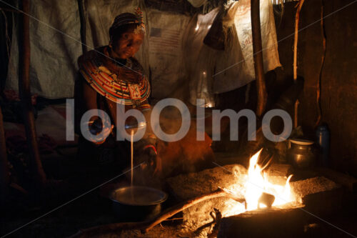 Perlenweberin beim Kochen (Kenia, BeadWORKS) - lobOlmo Fair-Trade-Fotoarchiv