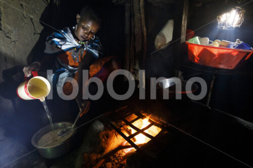 Perlenweberin beim Kochen (Kenia, Maasai Brand) - lobOlmo Fair-Trade-Fotoarchiv