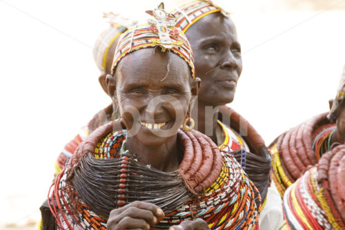 Perlenweberinnen (Kenia, BeadWORKS) - lobOlmo Fair-Trade-Fotoarchiv