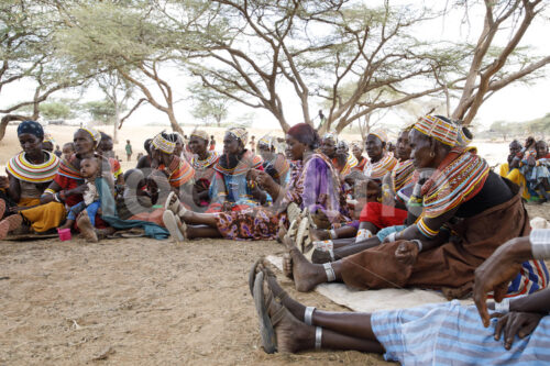 Perlenweberinnen-Versammlung (Kenia, BeadWORKS) - lobOlmo Fair-Trade-Fotoarchiv