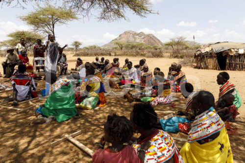 Perlenweberinnen-Versammlung (Kenia, BeadWORKS) - lobOlmo Fair-Trade-Fotoarchiv