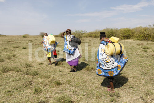 Perlenweberinnen beim Wasser holen (Kenia, Maasai Brand) - lobOlmo Fair-Trade-Fotoarchiv