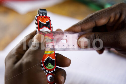 Qualitätskontrolle (Kenia, BeadWORKS) - lobOlmo Fair-Trade-Fotoarchiv