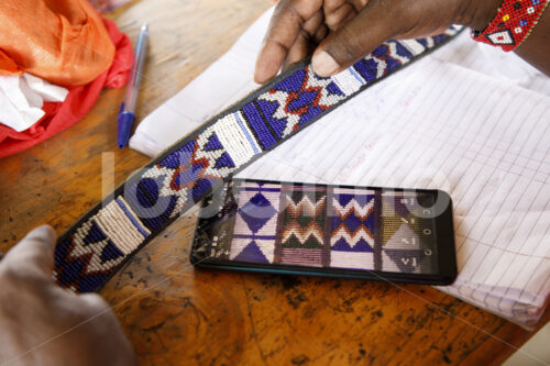 Qualitätskontrolle (Kenia, BeadWORKS) - lobOlmo Fair-Trade-Fotoarchiv