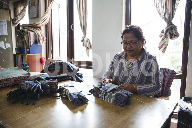 Qualitätskontrolle (Nepal, Mahaguthi) - lobOlmo Fair-Trade-Fotoarchiv