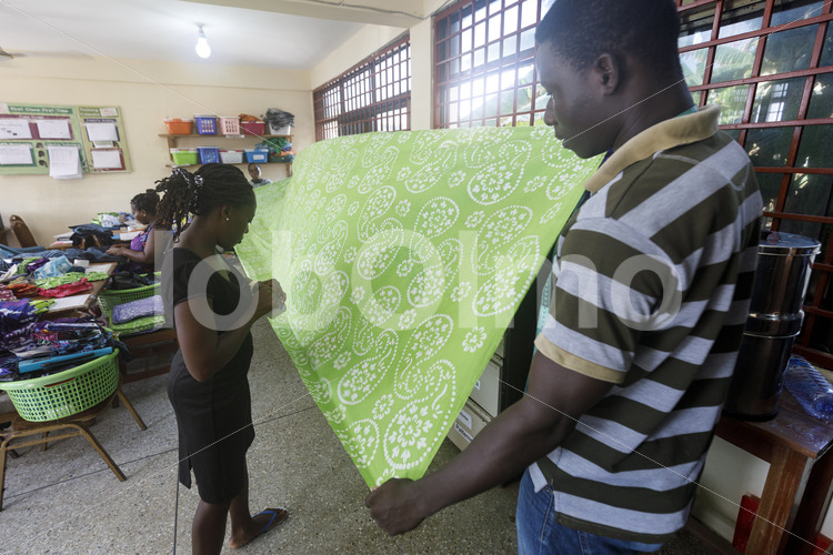Qualitätskontrolle des gefärbten Stoffs (Ghana, Global Mamas) - lobOlmo Fair-Trade-Fotoarchiv
