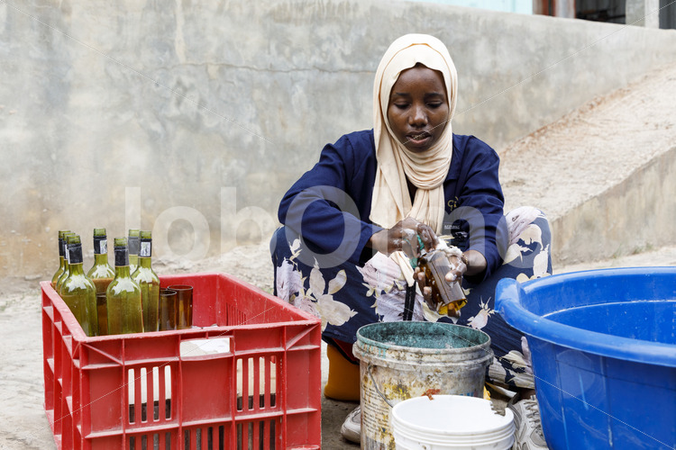 Reinigen der Upcycling-Glaswaren (Tansania, CHAKO) - lobOlmo Fair-Trade-Fotoarchiv