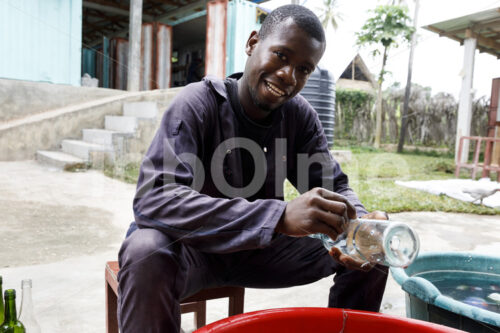 Reinigen von Altglas (Tansania, CHAKO) - lobOlmo Fair-Trade-Fotoarchiv