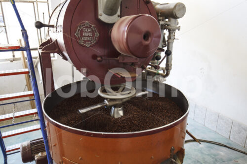 Rösten von Kaffeebohnen (Peru, COCLA) - lobOlmo Fair-Trade-Fotoarchiv
