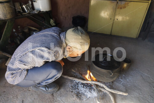 Rooibos-Teebäuerin beim Kochen (Südafrika, Heiveld) - lobOlmo Fair-Trade-Fotoarchiv
