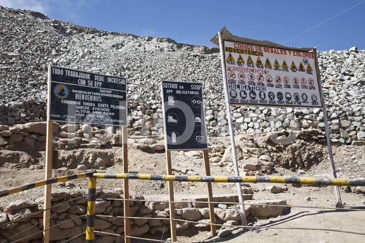 Schilder am Eingang in die Goldmine Santa Filomena (Peru, SOTRAMI) - lobOlmo Fair-Trade-Fotoarchiv