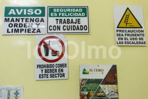 Schilder in der EL-CEIBO-Schokoladenfabrik (Bolivien, EL CEIBO) - lobOlmo Fair-Trade-Fotoarchiv