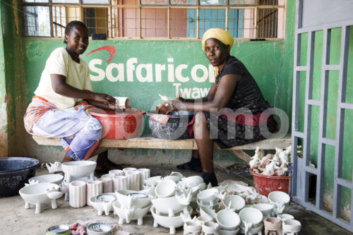 Schleifen von Specksteinwaren (Kenia, Undugu) - lobOlmo Fair-Trade-Fotoarchiv