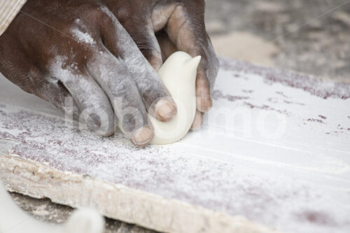 Schleifen von Specksteinwaren (Kenia, Undugu) - lobOlmo Fair-Trade-Fotoarchiv