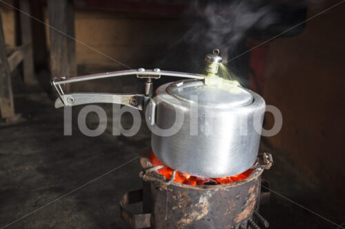 Schnellkochtopf einer Teebauernfamilie (Nepal, KTE) - lobOlmo Fair-Trade-Fotoarchiv