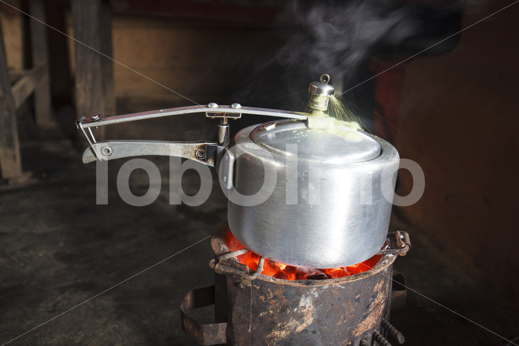 Schnellkochtopf einer Teebauernfamilie (Nepal, KTE) - lobOlmo Fair-Trade-Fotoarchiv