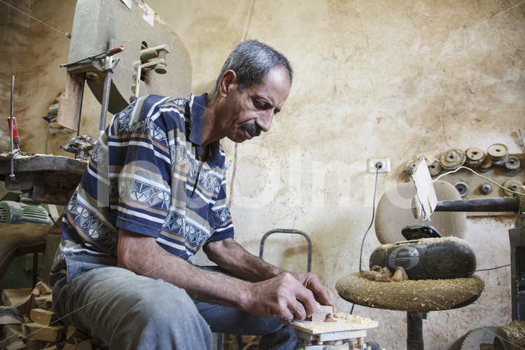 Schnitzen von Olivenholzherzen (Palästina, BFTA) - lobOlmo Fair-Trade-Fotoarchiv