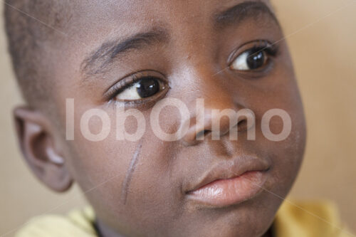 Sohn einer Korbflechterinnenfamilie (Ghana, TradeAID) - lobOlmo Fair-Trade-Fotoarchiv