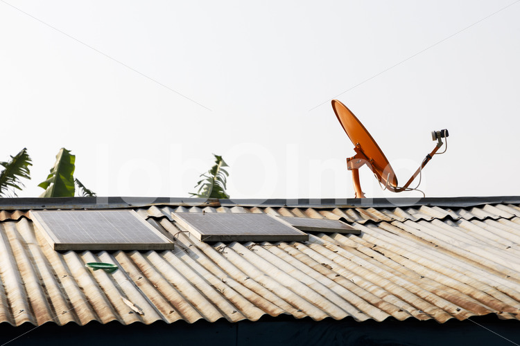 Solarpanels und Satellitenschüssel (Uganda, RFCU) - lobOlmo Fair-Trade-Fotoarchiv