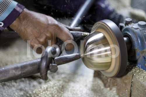 Spanen einer Klangschale (Nepal, Mahaguthi, Manushi) - lobOlmo Fair-Trade-Fotoarchiv