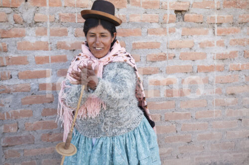 Spinnen von Alpaka-Schurwolle (Peru, CIAP) - lobOlmo Fair-Trade-Fotoarchiv