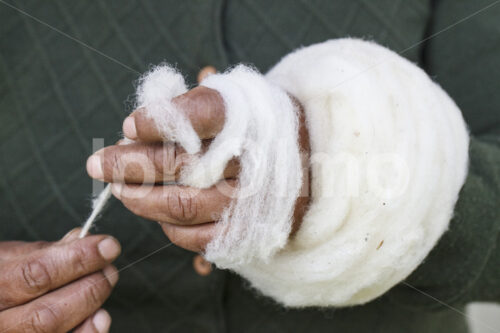 Spinnen von Schafwolle (Chile, Chol-Chol) - lobOlmo Fair-Trade-Fotoarchiv