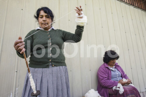 Spinnen von Schafwolle (Chile, Chol-Chol) - lobOlmo Fair-Trade-Fotoarchiv