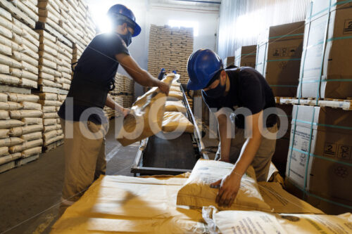 Stapeln von Zuckersäcken (Paraguay, Manduvira) - lobOlmo Fair-Trade-Fotoarchiv