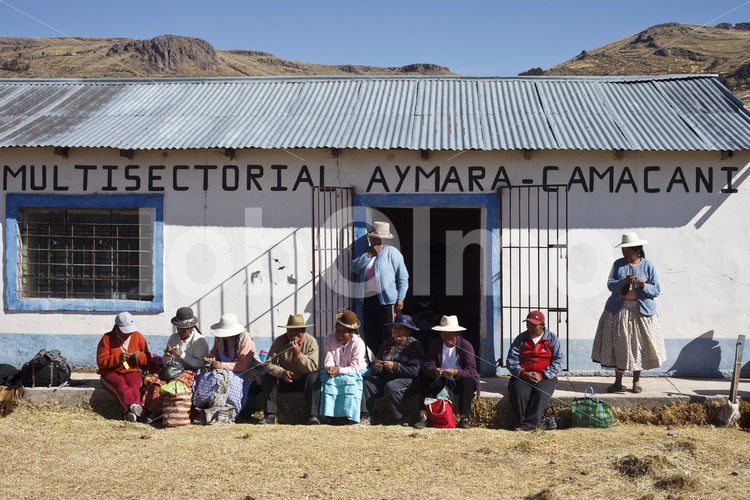 Stricken mit Alpaka-Schurwolle (Peru, CIAP) - lobOlmo Fair-Trade-Fotoarchiv