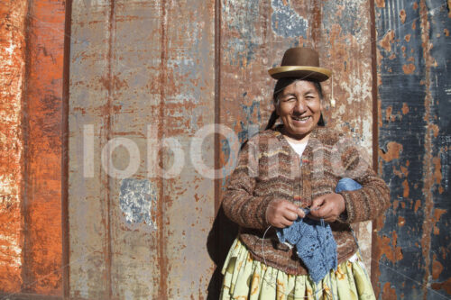 Stricken mit Alpaka-Schurwolle (Peru, CIAP) - lobOlmo Fair-Trade-Fotoarchiv