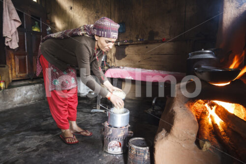 Teebäuerin beim Kochen (Nepal, KTE) - lobOlmo Fair-Trade-Fotoarchiv