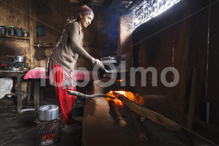 Teebäuerin beim Kochen (Nepal, KTE) - lobOlmo Fair-Trade-Fotoarchiv
