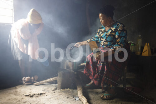 Teebäuerin beim Kochen (Tansania, RBTC-JE/WATCO) - lobOlmo Fair-Trade-Fotoarchiv