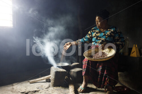 Teebäuerin beim Kochen (Tansania, RBTC-JE/WATCO) - lobOlmo Fair-Trade-Fotoarchiv
