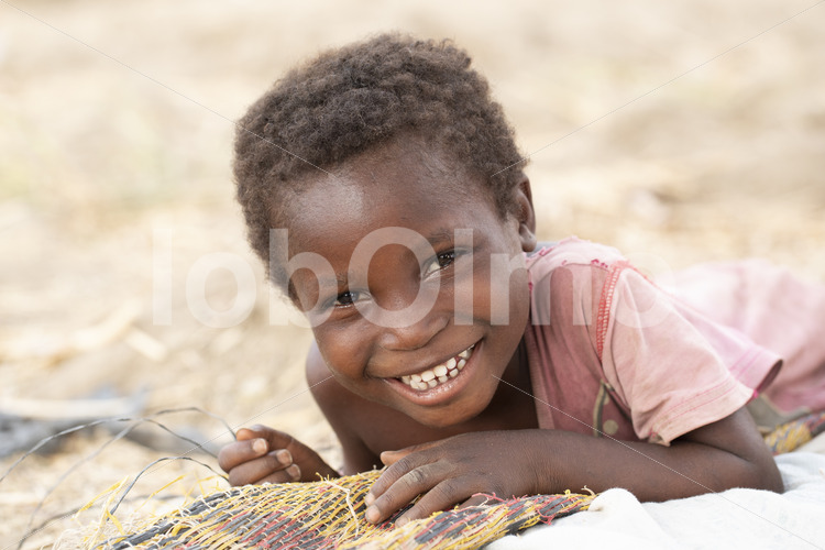 Tochter einer Korbflechterinnenfamilie (Ghana, TradeAID) - lobOlmo Fair-Trade-Fotoarchiv