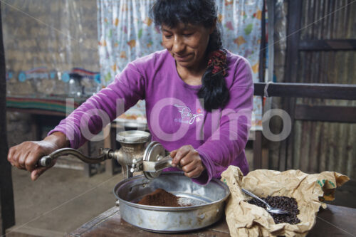 Traditionelle Zubereitung von Kaffee (Peru, COCLA) - lobOlmo Fair-Trade-Fotoarchiv