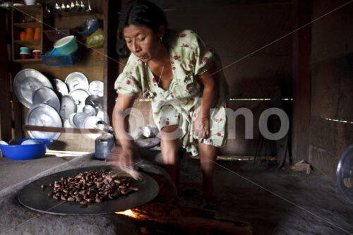 Traditionelle Zubereitung von Trinkschokolade (Belize, TCGA) - lobOlmo Fair-Trade-Fotoarchiv