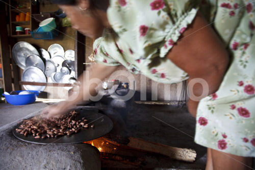 Traditionelle Zubereitung von Trinkschokolade (Belize, TCGA) - lobOlmo Fair-Trade-Fotoarchiv