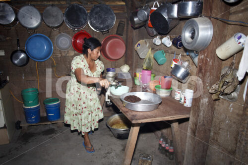 Traditionelle Zubereitung von Trinkschokolade (Belize, TCGA) - lobOlmo Fair-Trade-Fotoarchiv