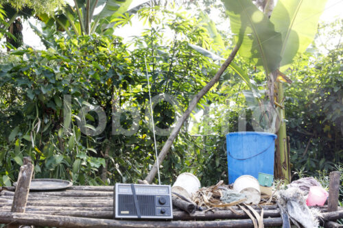 Transistorradio einer Vanillebauernfamilie (Uganda, RFCU) - lobOlmo Fair-Trade-Fotoarchiv