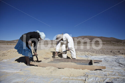 Trennen von Spreu und Quinoakörnern (Bolivien, ANAPQUI) - lobOlmo Fair-Trade-Fotoarchiv