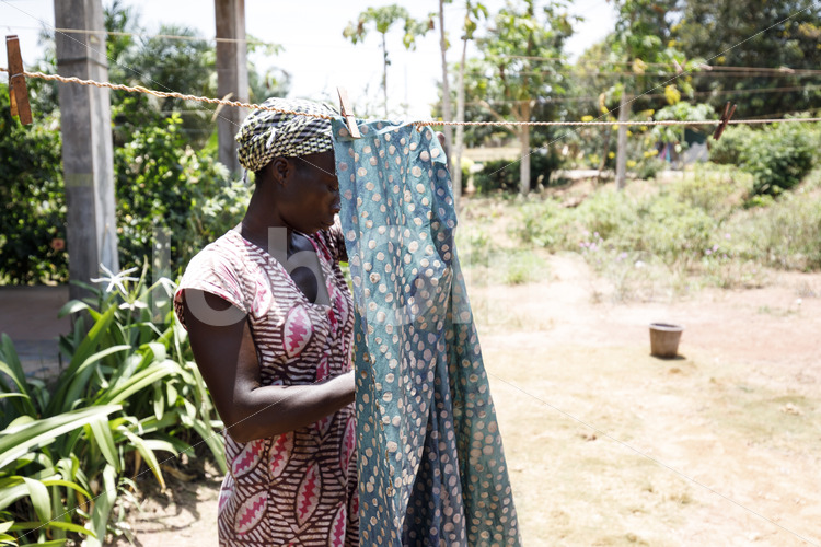 Trocknen des gefärbten Stoffs (Ghana, Global Mamas) - lobOlmo Fair-Trade-Fotoarchiv