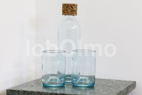 Upcycling-Wasserflasche mit Gläsern (Tansania, CHAKO) - lobOlmo Fair-Trade-Fotoarchiv