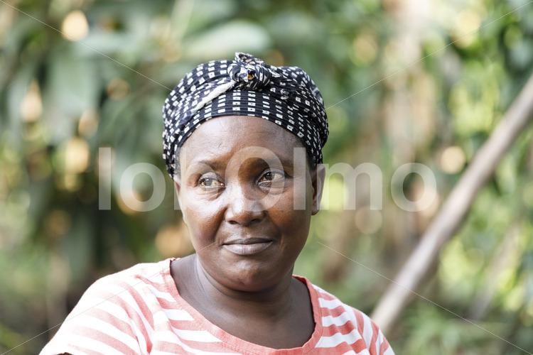 Vanillebäuerin (Uganda, RFCU) - lobOlmo Fair-Trade-Fotoarchiv
