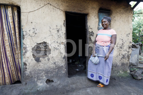 Vanillebäuerin vor ihrem Wohnhaus (Uganda, RFCU) - lobOlmo Fair-Trade-Fotoarchiv