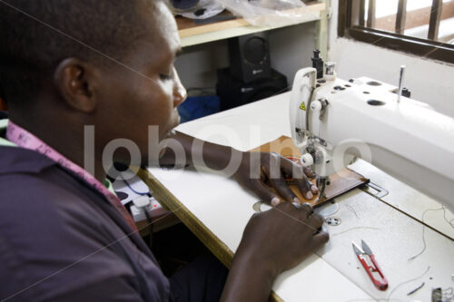 Veredeln von Perlenwebereien (Kenia, BeadWORKS) - lobOlmo Fair-Trade-Fotoarchiv