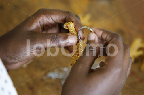 Veredeln von Perlenwebereien (Kenia, BeadWORKS) - lobOlmo Fair-Trade-Fotoarchiv